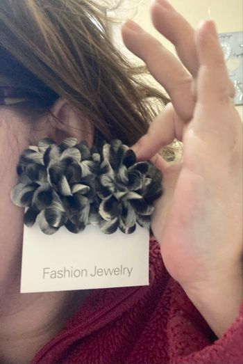 Boucles d’oreilles NEUVES pour femme forme de fleurs couleur gris et noir motifs léopard