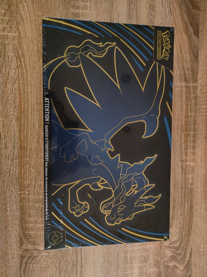 Coffret ultra Premium Pokémon Flammes Fantasmagoriques ME02