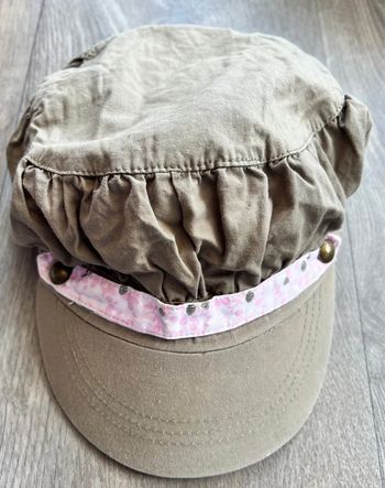 Casquette taille 18 mois avec motif fleurs roses