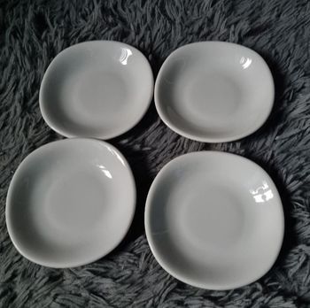 Lot 4 petites assiettes à dessert