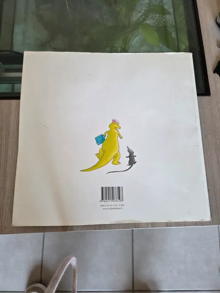 Livre l'ami du petit tyrannosaure - photo numéro 2