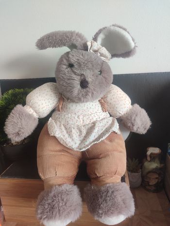 Grande Peluche lapin gris marron tablier salopette fleur blanc jemini Noeud