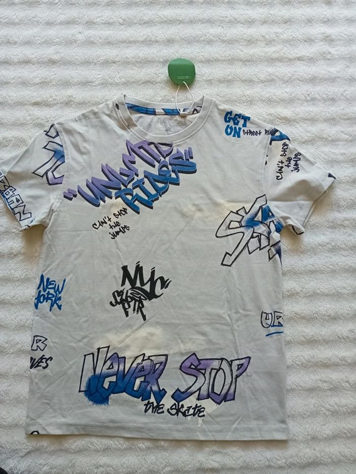 Tshirt graffiti garcon neuf 8ans 🩶💙
