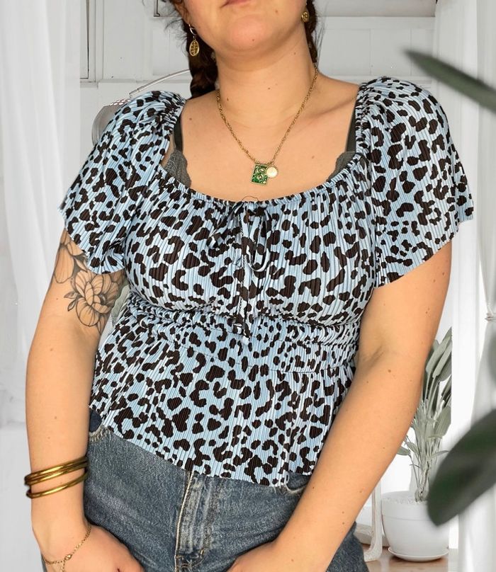 Blouse épaule dénudées léopard bleu et noir Bershka taille M très bon état - photo numéro 2