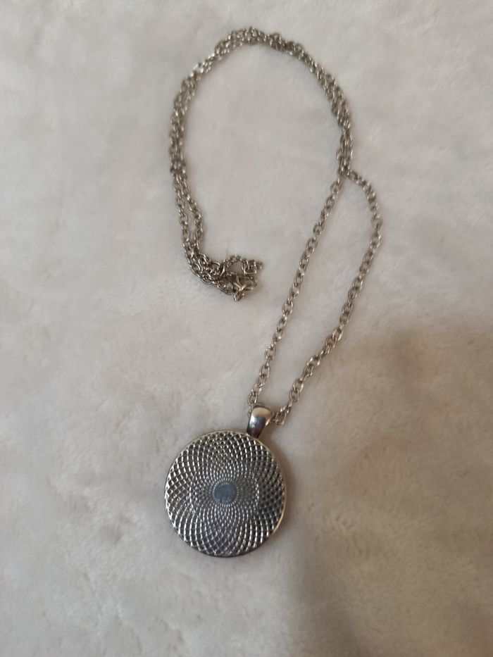 À saisir : Collier  " Pikachu " ! - photo numéro 3