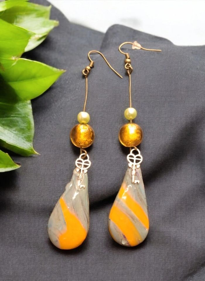 Boucles d'oreilles pendante pâte polymere gris et orange