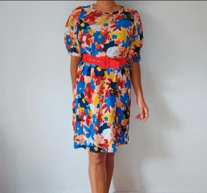 Robe d'été colorée 
imprimé à fleurs rouges bleues 
look rétro chic 
coupe droite Taille 38 - photo numéro 2