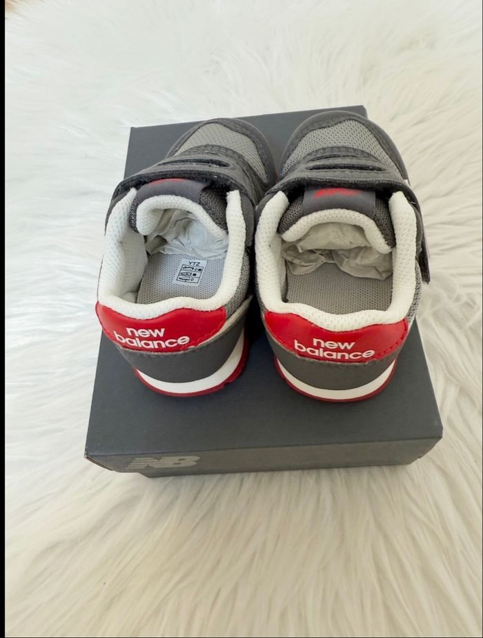 Baskets New Balance bébé – Taille 20,5 – gris/rouge – Neuf avec étiquette - photo numéro 3