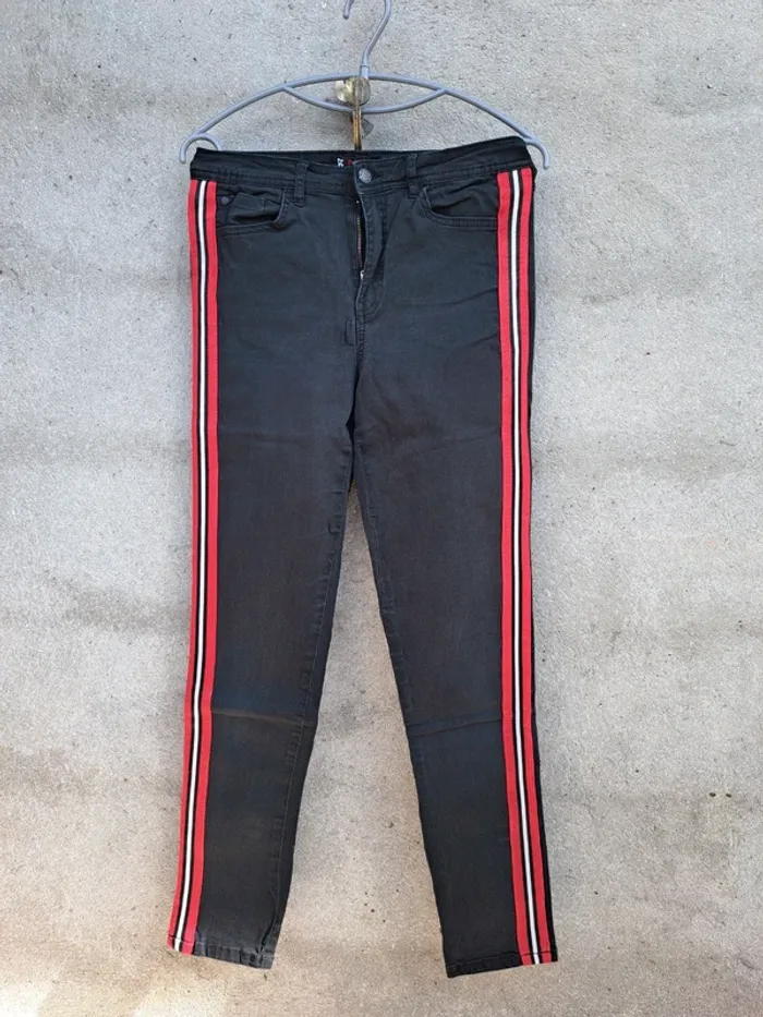 Jean noir avec bandes rouge/noirre/blanche