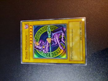 Carte Yu-Gi-Oh : Dark Magician anglais (magicien sombre) Yugi