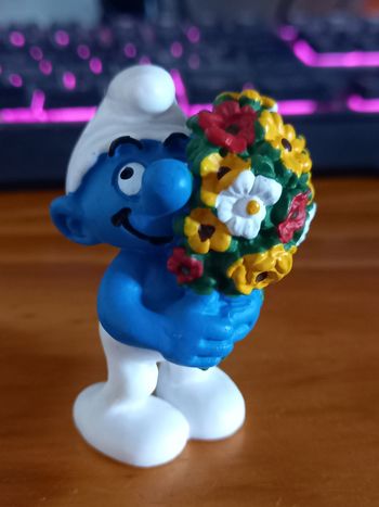 Schtroumpf avec bouquet de fleur 