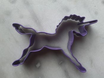 Emporte piece mauve licorne