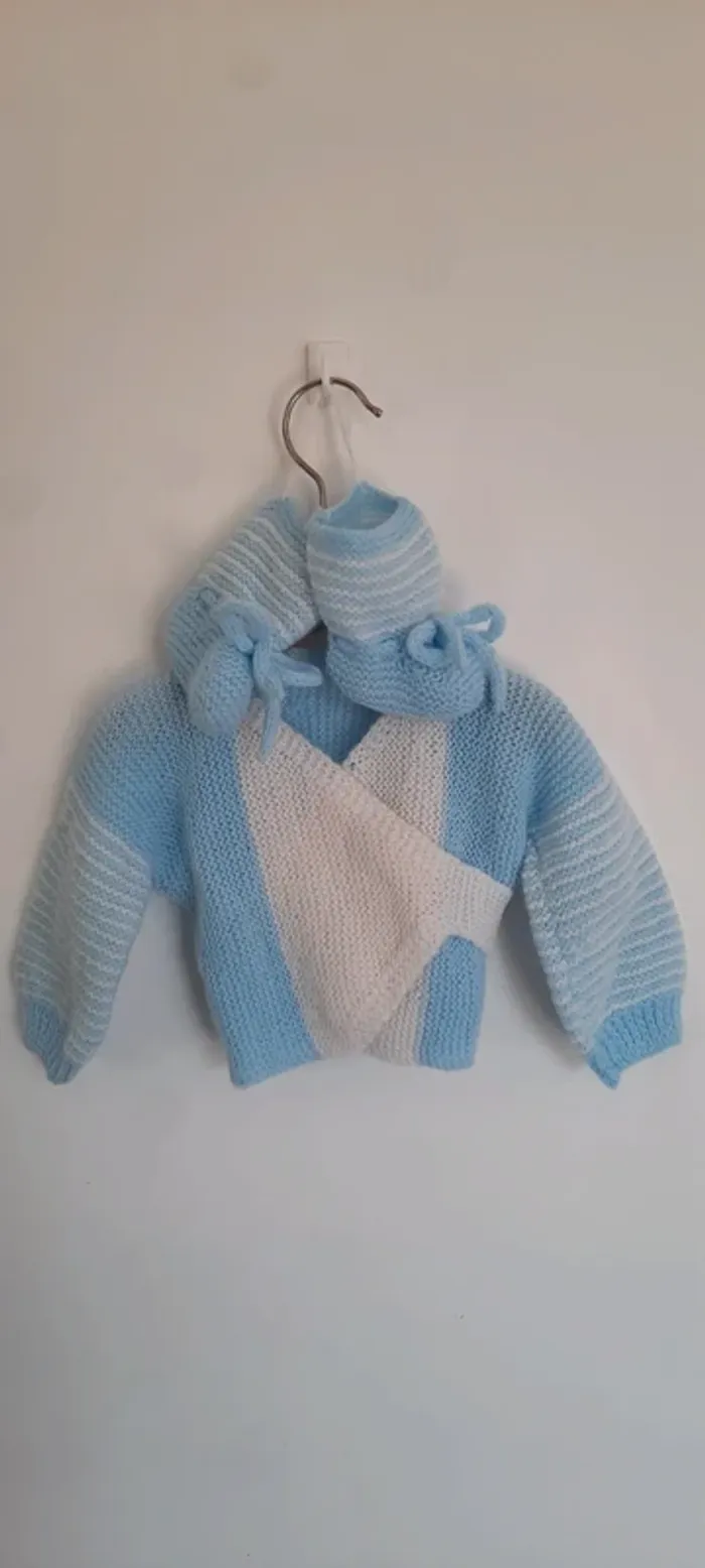 Brassière et chaussons naissance faits main