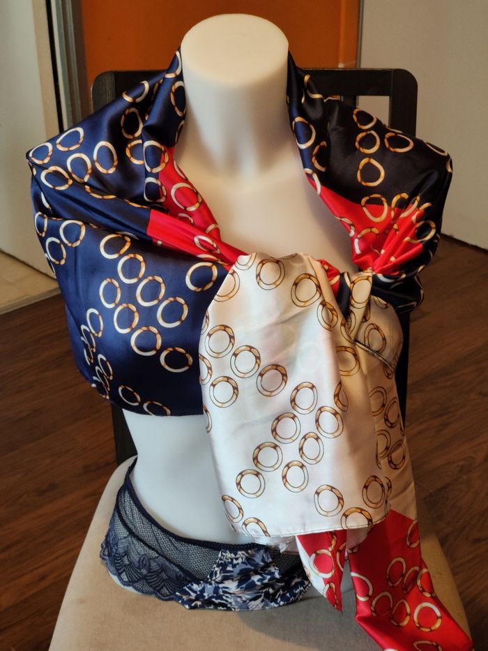 Écharpe en soie imprimée cercles dorés – accessoire mode femme