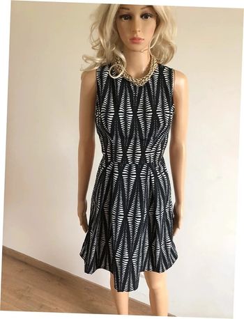 Robe imprimée noire et blanche sans manches Molly Bracken taille XS jamais portée