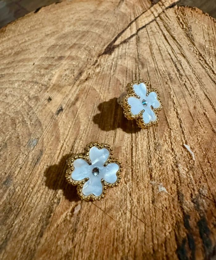 Boucles d’oreilles trèfles nacrées blanches cristal acier inoxydable or - photo numéro 2