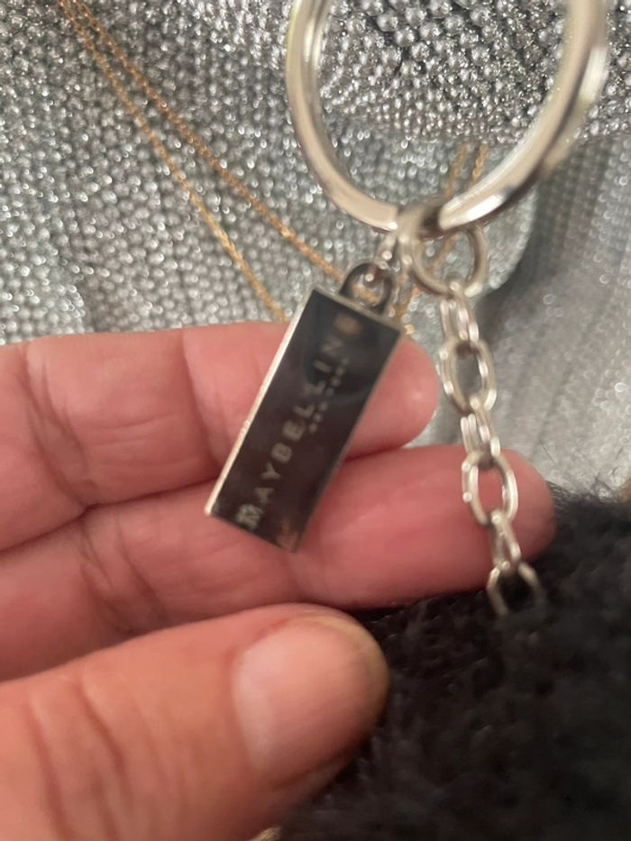 Porte clefs pompon noir fausse fourrure  maybelline état neuf - photo numéro 3