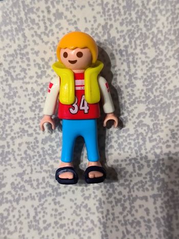 Playmobil personnage enfant en tong et gilet de sauvetage