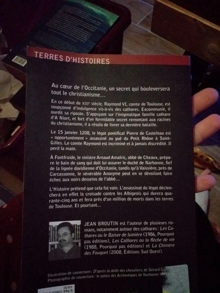 Livre dans la main de l anonyme - photo numéro 2