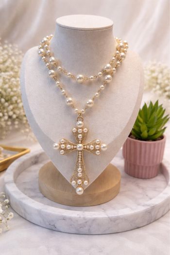 Collier perle blanche avec croix doré