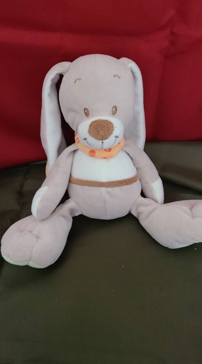 Peluche lapin INFLUX beige bandana orange assis