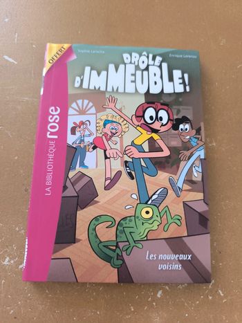 Drôle d'immeuble. Bibliothèque rose