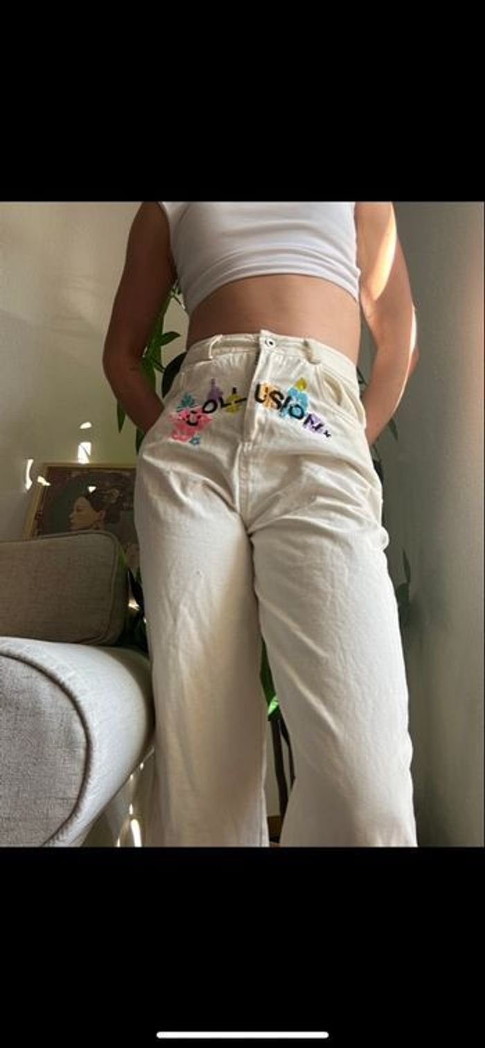 Pantalon blanc collusion avec écriture à l’avant colorée