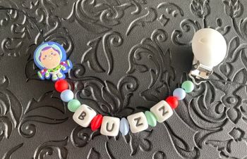 Attache tétine buzz