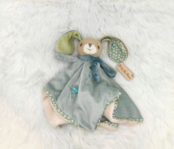 Doudou Plat Lapin Vert Beige Fleur Carré Bukowski