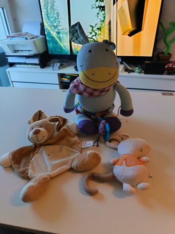 Lot de peluches et doudou