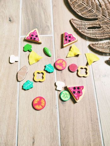 🍕 Jeu d'imitation - Dinette en bois et feutrine pizza et divers aliments - marque Hape