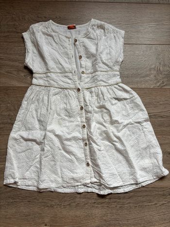 Robe blanche avec broderie