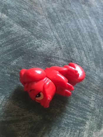 mini figurine rouge * prix 0.50 cts * kiki60230