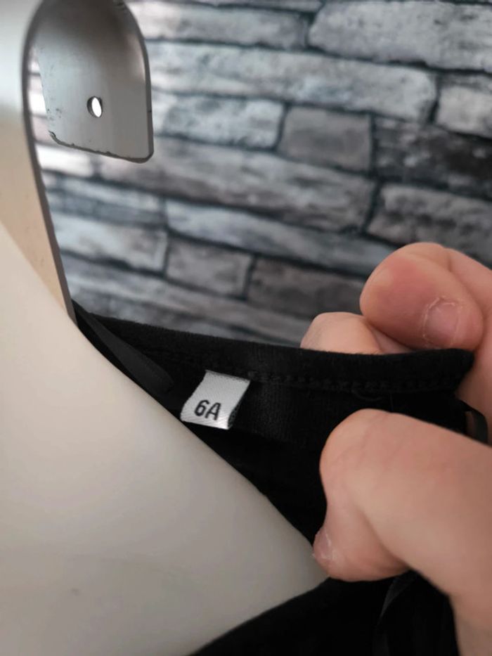 🖤 Pull fin noir avec dessin taille 6 ans 🖤 - photo numéro 2