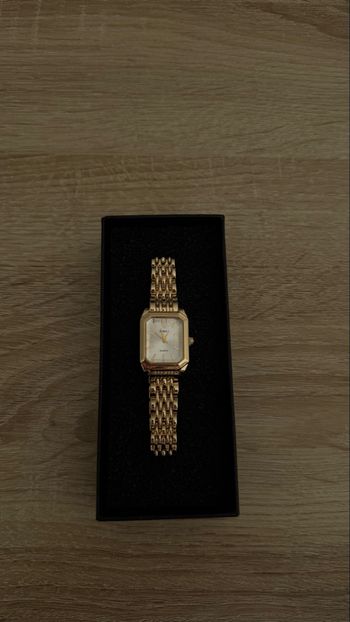 Montre dorée élégante cadran blanc chic femme