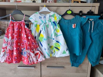 Lot 2 robes et un ensemble catimini 2 ans