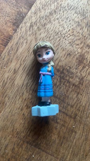 Mini figurine petite fille Elsa Disney Polly pocket