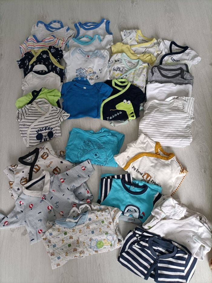 Lot body pyjamas bébé un mois