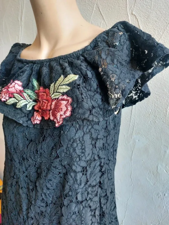 Blouse en dentelle noire avec broderie florale Taille L - photo numéro 4