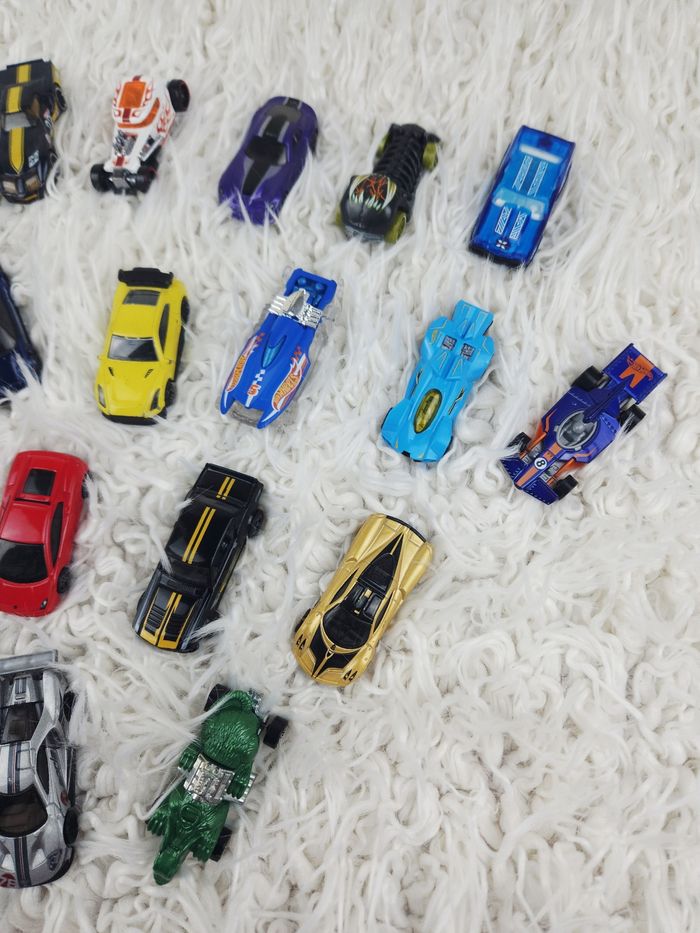 Lot de 24 petites voitures marque Hot Wheels 🎅 - photo numéro 4