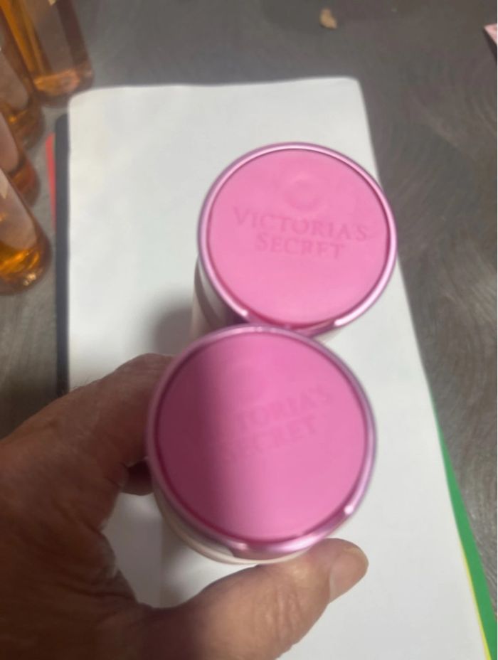 Ensemble de 2 crèmes Victoria ´s secret Candy Baby et Velnet Petals - photo numéro 2