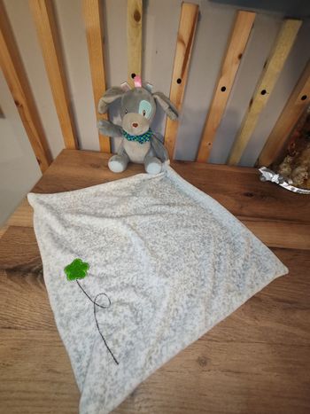 Chien gris super copain mouchoir trefle