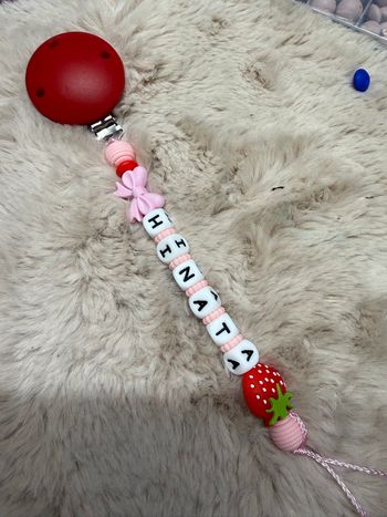 Attache tétine fraise 