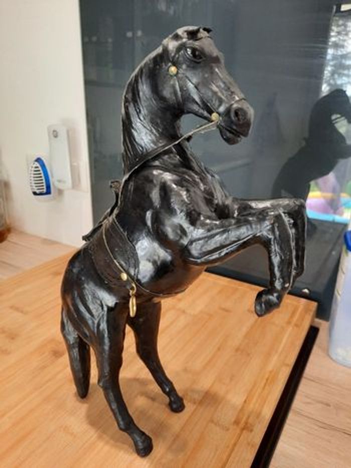 Statut cheval en cuir