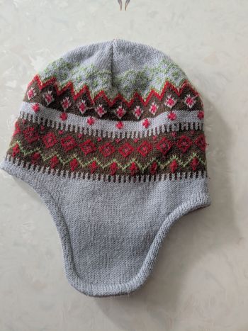 Bonnet à motifs norvégiens avec doublure molletonnée. Taille 3/5 ans.