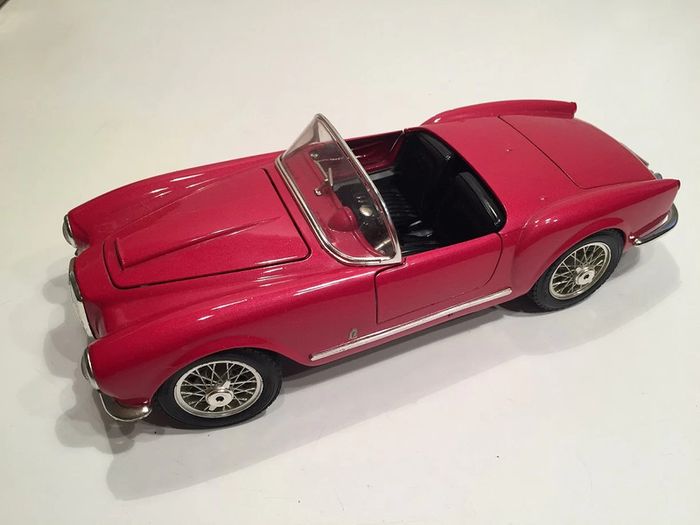 pièces détachées miniature Burago type Lancia Aurelia B24 Spider de 1955 1/18 1/18e 1/18ème