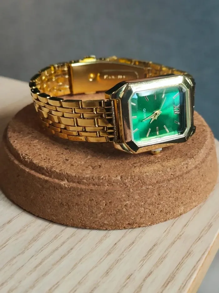Montre dorée, rectangulaire en reliefs, vert