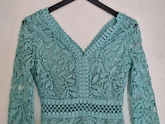 Magnifique robe turquoise toute en dentelle - photo numéro 2