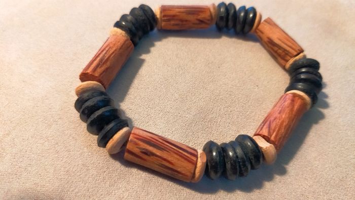 Bracelet élastique effet bois et perles noires brillantes – Collection Terres d’Ailleurs - PMN