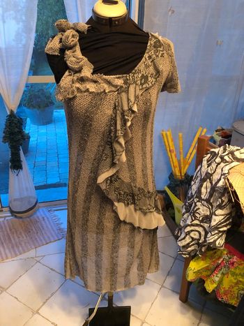 Robe grise en dentelle